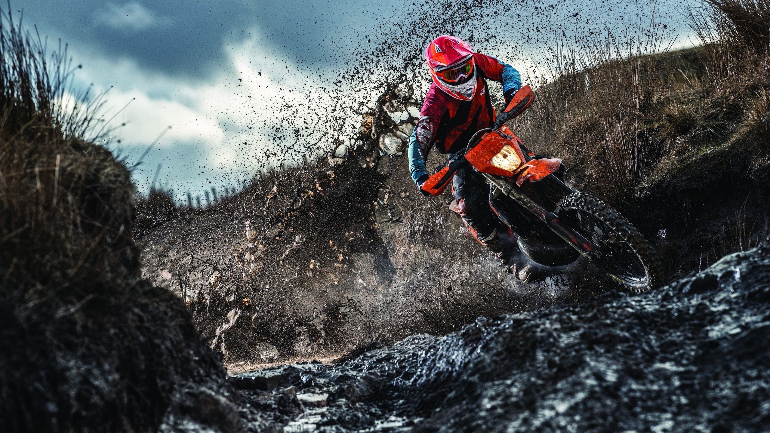 场面激烈：双方攻防对抗让比赛紧张刺激！，比赛双方的对抗十分激烈